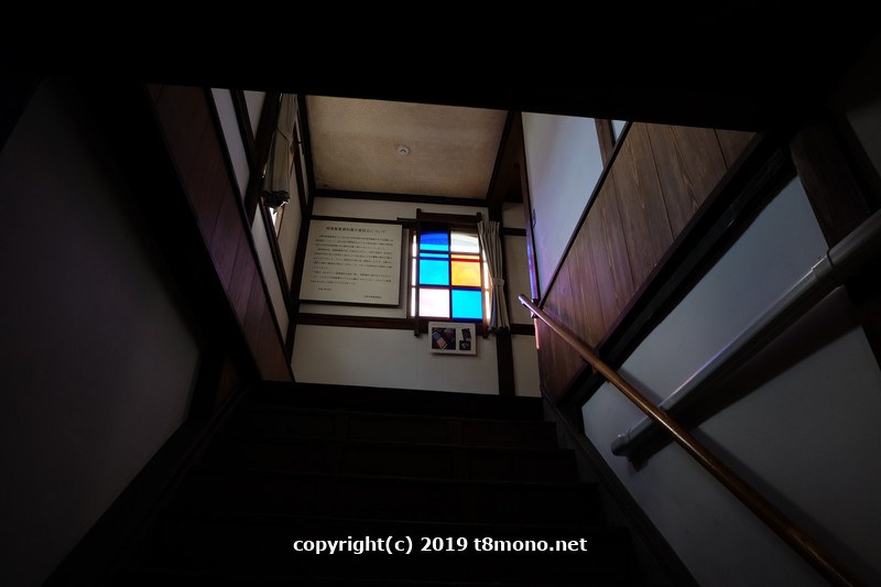 旧小田小学校：階段から色ガラス