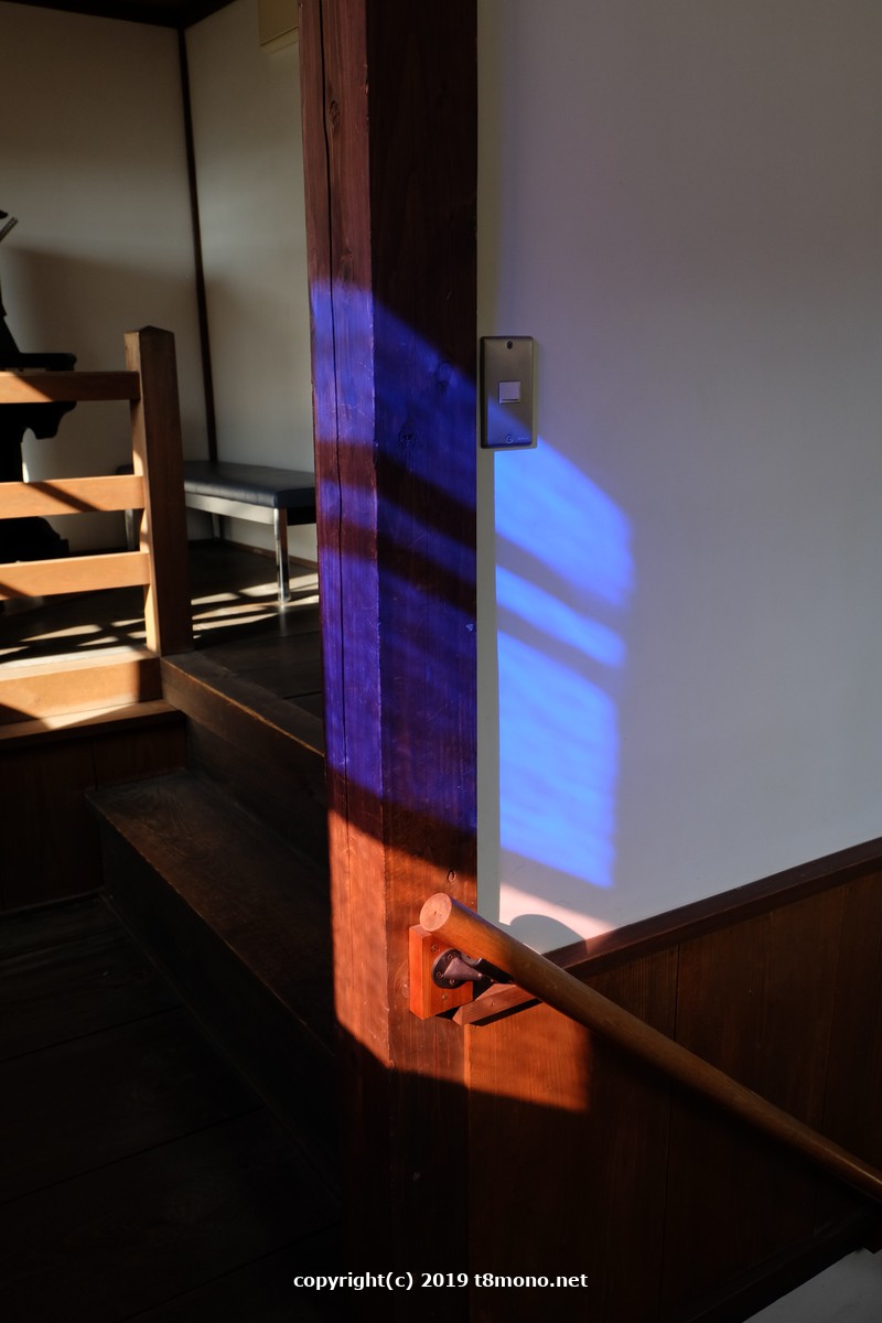 旧小田小学校：色ガラスの光が注ぐ柱